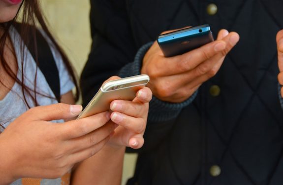 il mobile ridimensiona i media tradizionali